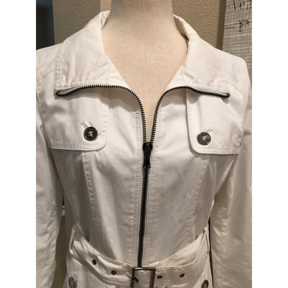 🌷🌼 Beautiful white belted jacket 🧥 - Picture 3 of 8